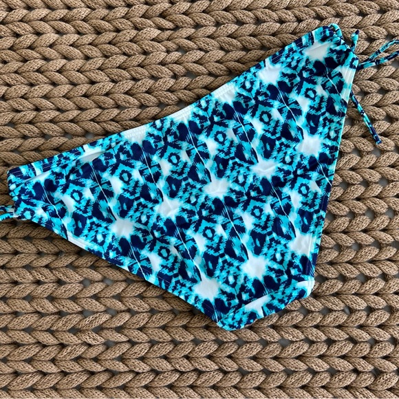 Victoria’s Secret Bikini Bottoms - Picture 2 of 5